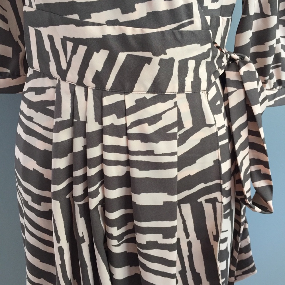 Banana Republic Factory wrap dress - Picture 4 of 7